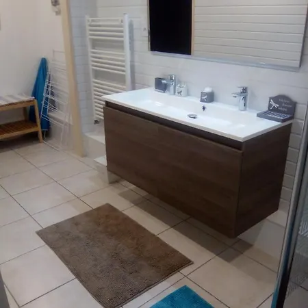 Meuble Spacieux De 1 A 5 Personnes Linge De Maison Et Menage En Fin De Sejour Compris * Cholet