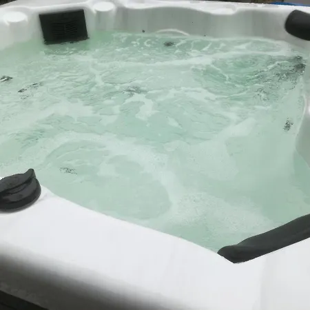 Meuble Spacieux De 1 A 5 Personnes Linge De Maison Et Menage En Fin De Sejour Compris Cholet